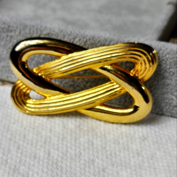 Gold Knot Brooch Pin - Picture 7 of 17